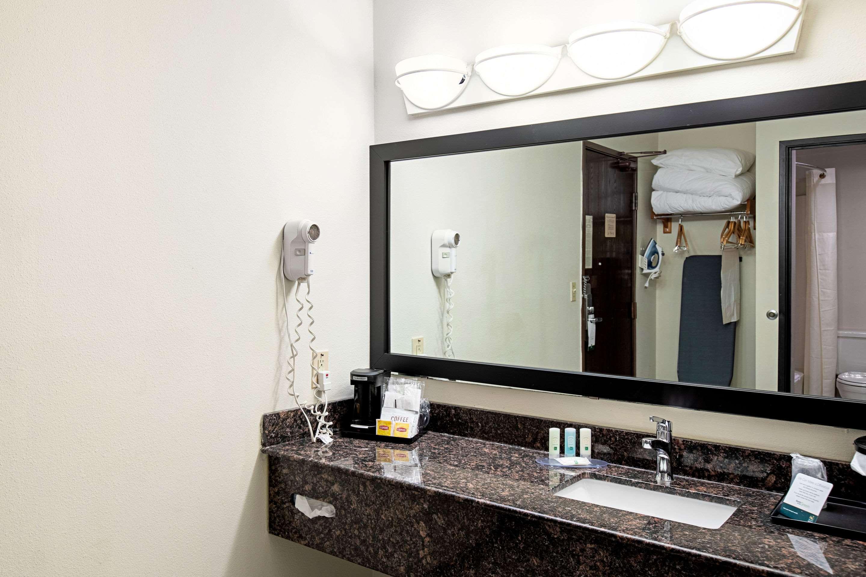 Quality Inn & Suites ميلووكي المظهر الخارجي الصورة
